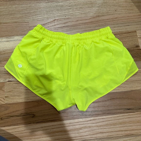 Lululemon Size 8 Hottie Hot 2.5” Shorts - Picture 2 of 5